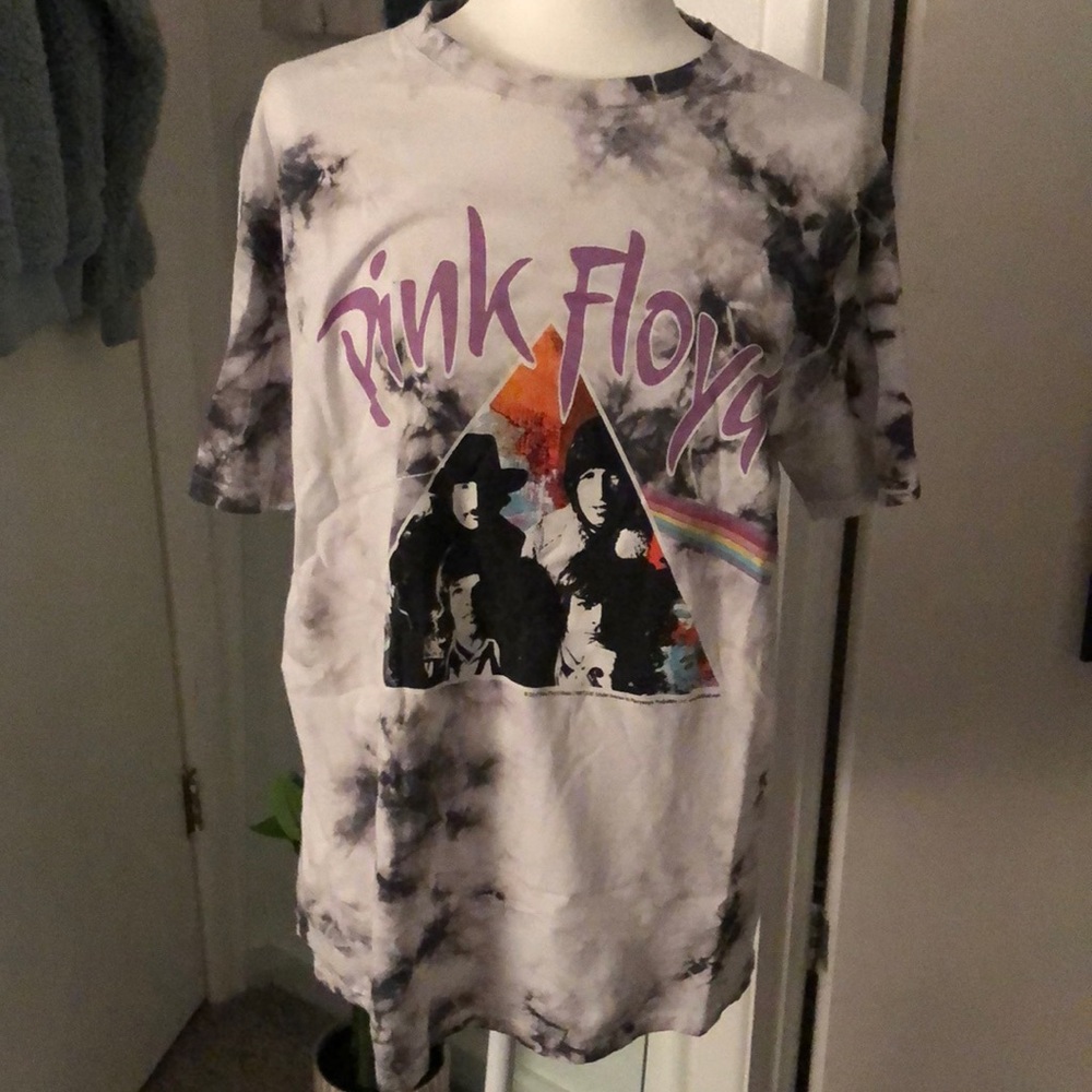 PINK FLOYD MED. SIZE T-Shirt BNEW IN PACKAGE!! Purple & Black tye dyed with logo